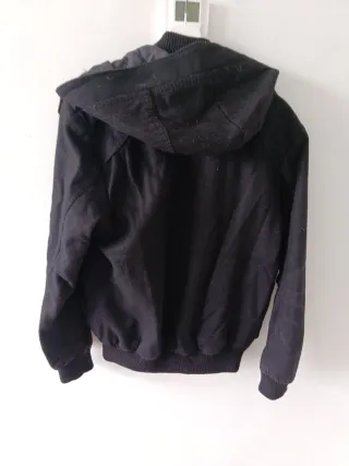 Cazadora negra con capucha