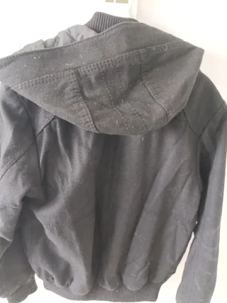 Cazadora negra con capucha