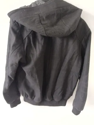 Cazadora negra con capucha