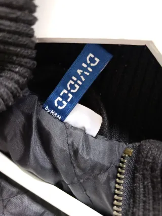 Cazadora negra con capucha