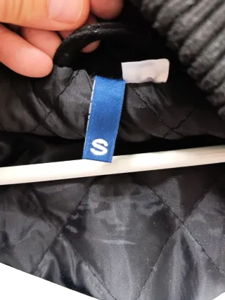 Cazadora negra con capucha