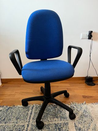 Silla de oficina azul con ruedas