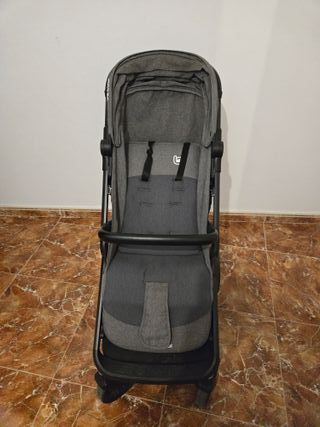 Carrito de bebé gris