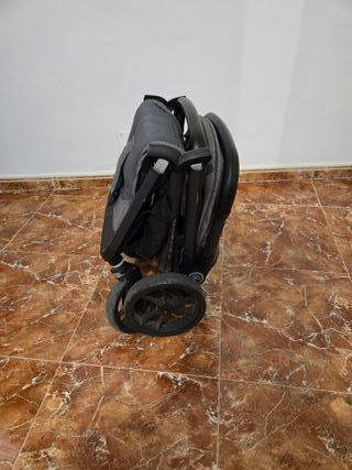 Carrito de bebé gris