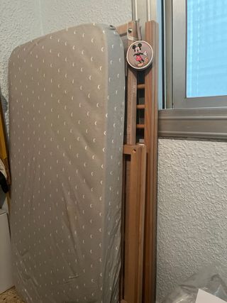 Cuna de bebé de madera