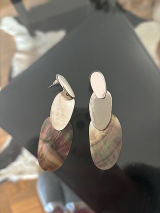 Pendientes plateados efecto nácar