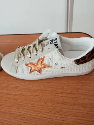 Zapatillas Beige y Doradas Mujer