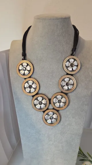 Collar con flores y detalles dorados