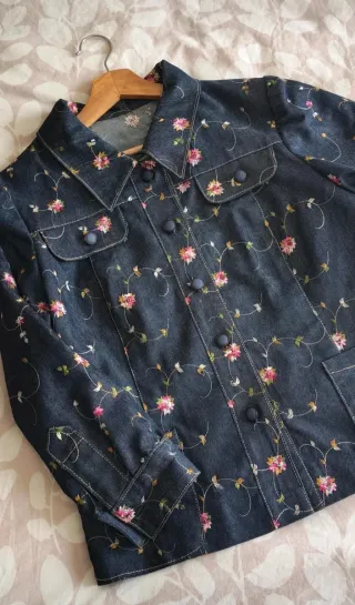 Cazadora vaquera bordada