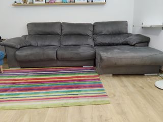 Sofá chaiselongue gris con arcón