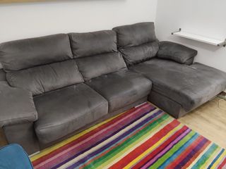Sofá chaiselongue gris con arcón