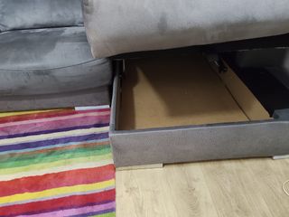 Sofá chaiselongue gris con arcón