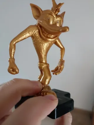 Figura Crash Bandicoot Dorada