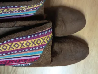 Botas Marrones con Diseño Étnico