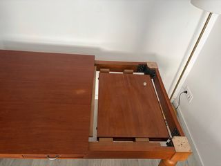 Mesa de comedor extendible de madera con cajones.