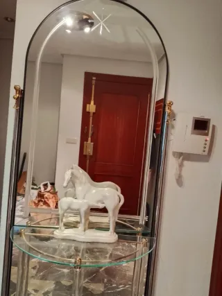 Vitrina de cristal con detalles dorados