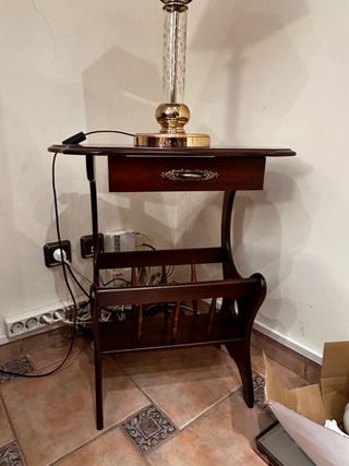 Mesa auxiliar revistero de madera