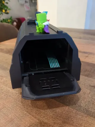 Camión de Juguete Negro con Figuras