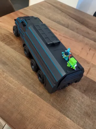 Camión de Juguete Negro con Figuras