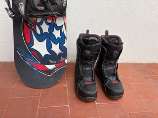 Snowboard con scarponi
