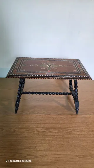 Mesa auxiliar de madera taracea