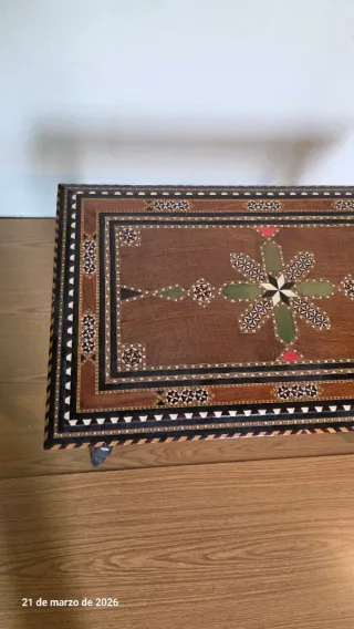 Mesa auxiliar de madera taracea