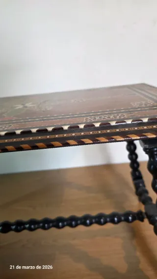 Mesa auxiliar de madera taracea