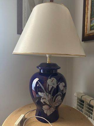 Lámpara de mesa azul y blanca