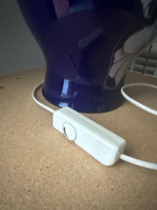 Lámpara de mesa azul y blanca