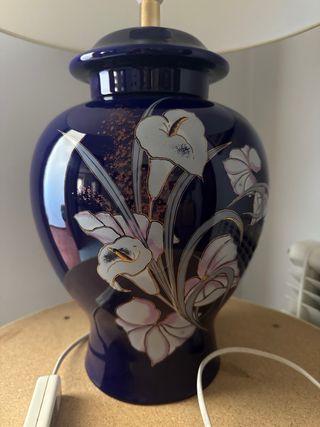 Lámpara de mesa azul y blanca