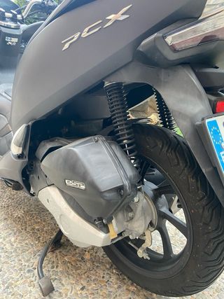 Honda PCX 125 gris con baúl