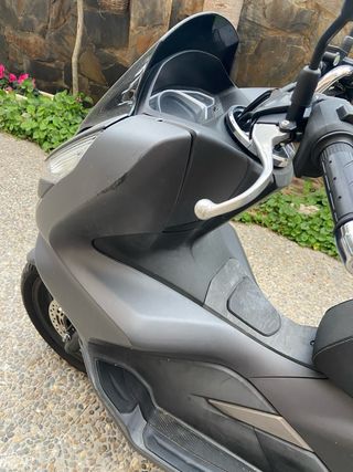 Honda PCX 125 gris con baúl
