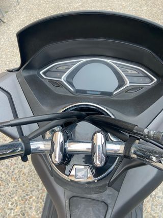 Honda PCX 125 gris con baúl