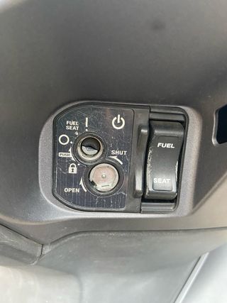 Honda PCX 125 gris con baúl