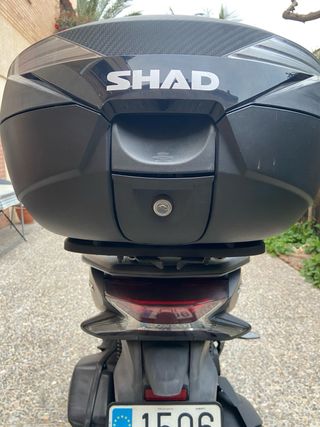 Honda PCX 125 gris con baúl