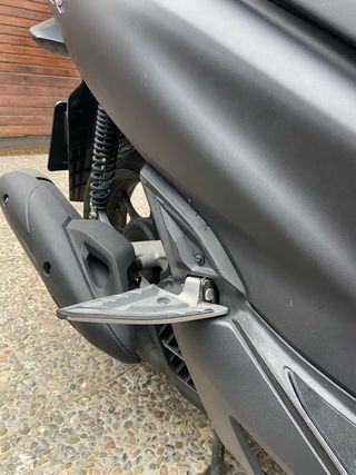 Honda PCX 125 gris con baúl