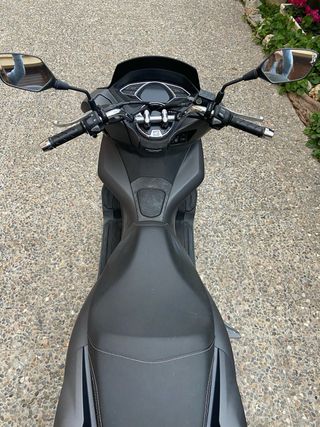 Honda PCX 125 gris con baúl