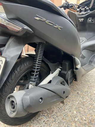 Honda PCX 125 gris con baúl