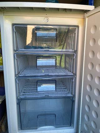 Congelador vertical FrigeluX blanco. Con 4 cajones