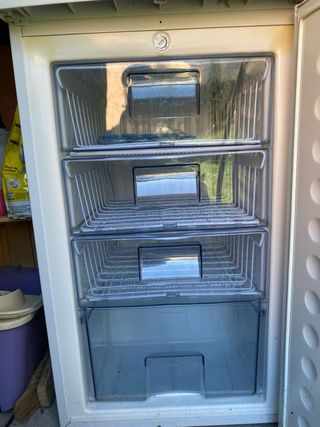 Congelador vertical FrigeluX blanco. Con 4 cajones