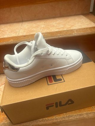 Tenis Fila Blancos y Plateados Nuevos Mujer
