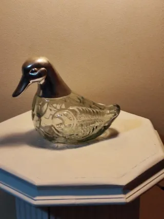 Botella de cristal antigua con forma de pato