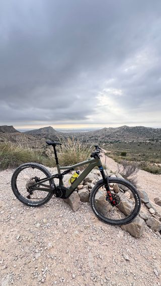 Bicicleta Eléctrica FOCUS SAM 2 6.8 Verde Militar