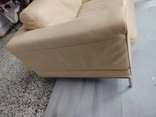 Sofá de piel beige 2 plazas