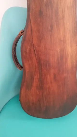 Funda de violín antigua de madera