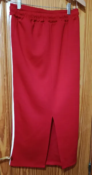 Conjunto Falda y Camiseta Roja ,esta  de moda .