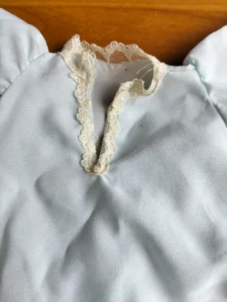 Vestito per bambola azzurro con pizzo Valenciennes