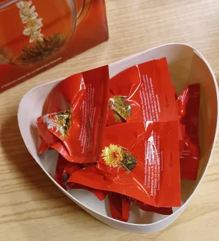 Teiera in vetro trasparente