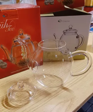 Teiera in vetro trasparente