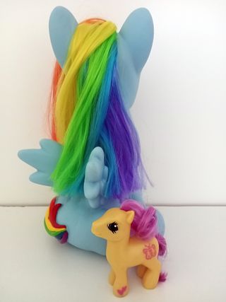 Muñecos arcoiris. Mi pequeño pony y dulce conejito